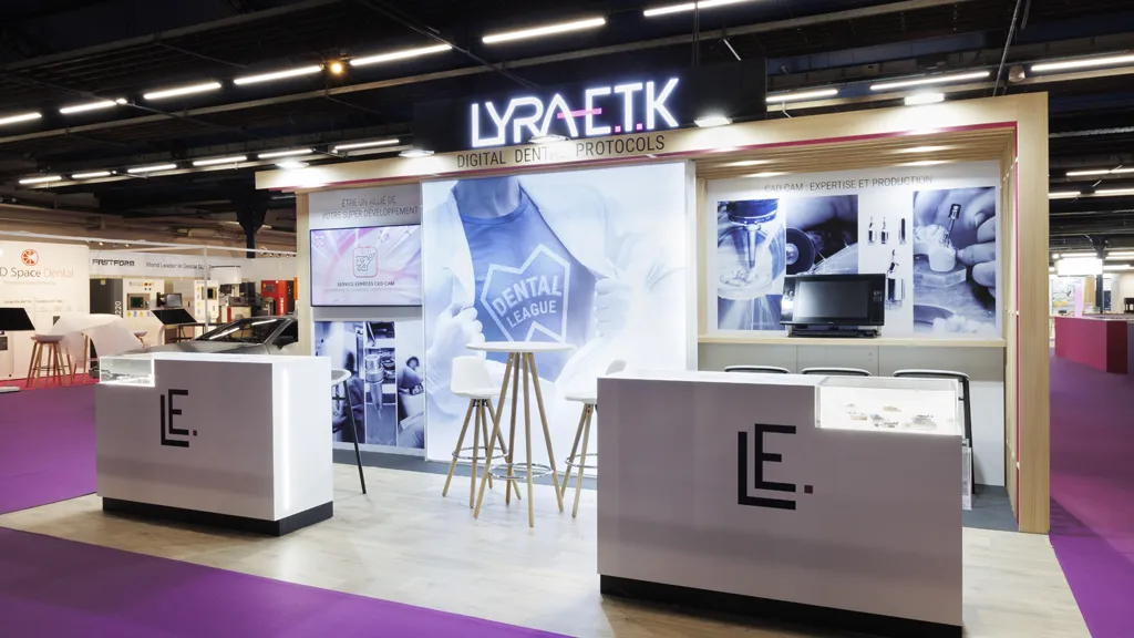Stand Design Lyra DentalForum LogoLumineux